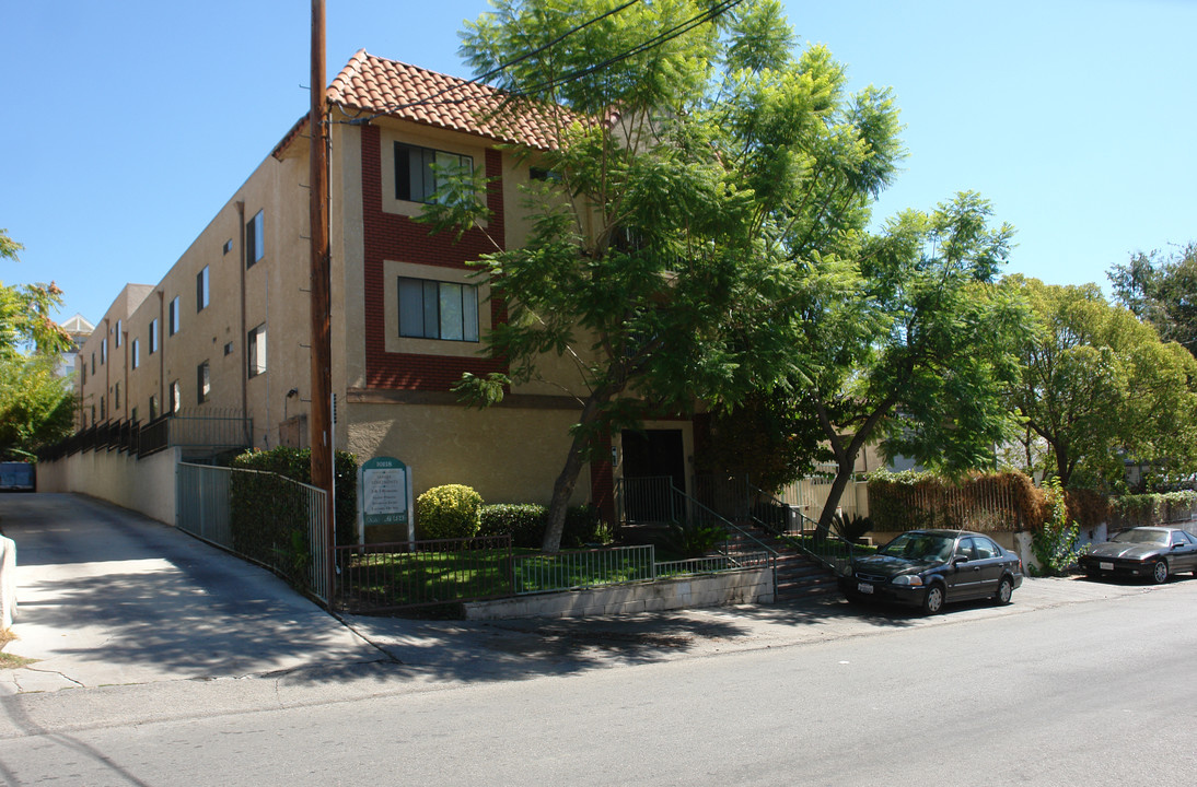 10118 Samoa Ave in Tujunga, CA - Building Photo