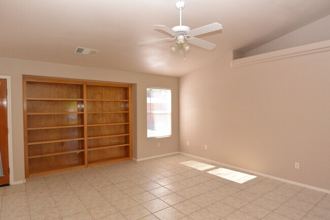 1444 N Linda Vista Ct in Visalia, CA - Building Photo - Building Photo