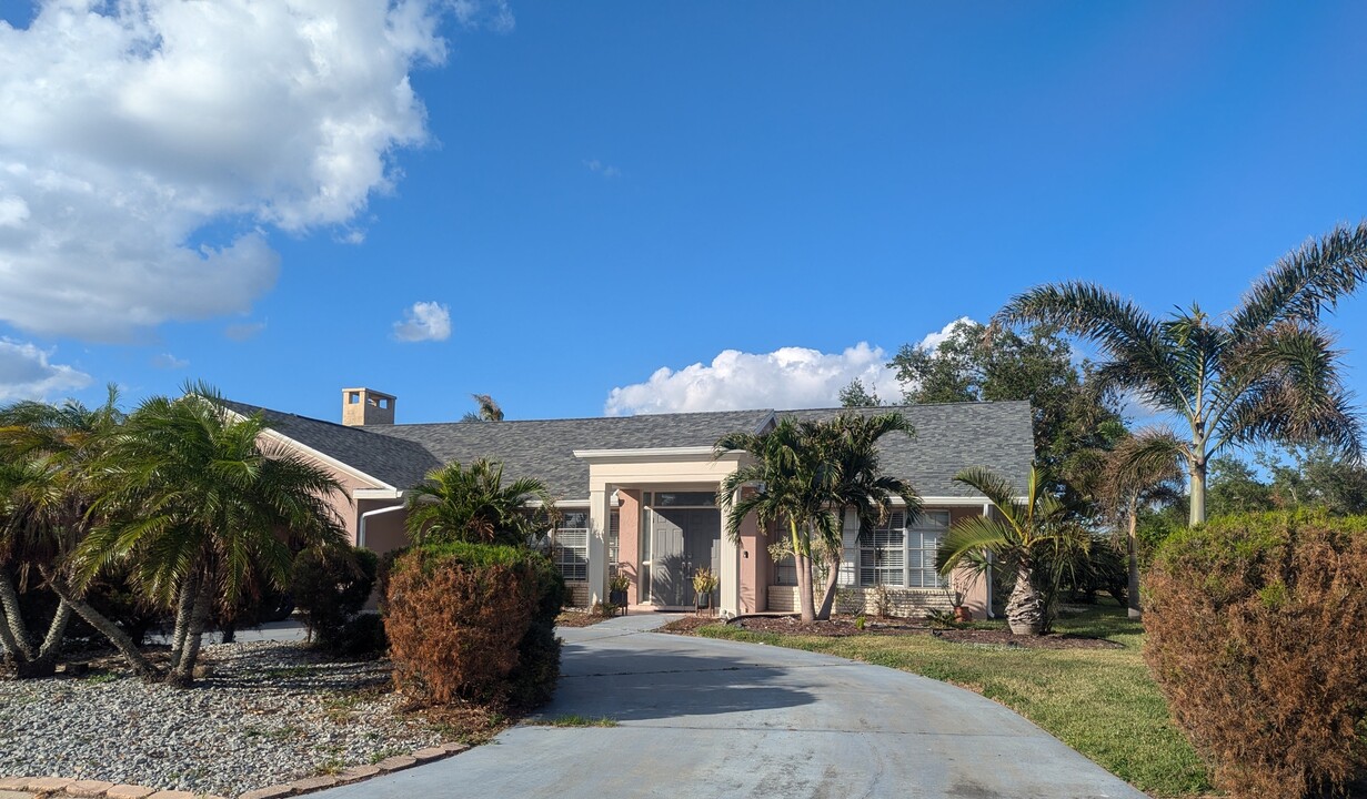 1009 Kings Ct in Venice, FL - Building Photo