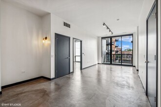 1645 Milwaukee Ave, Unit 302 in Glenview, IL - Foto de edificio - Building Photo