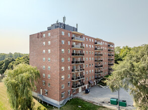 Cedarpoint Apartments in Cambridge, ON - Building Photo - Building Photo