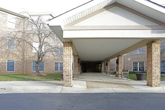 The Oaks - Senior 55 & Older in Warrenton, VA - Foto de edificio - Building Photo