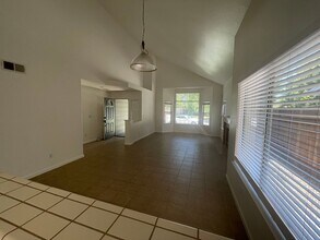 2813 Toronja Way in Sacramento, CA - Building Photo - Building Photo