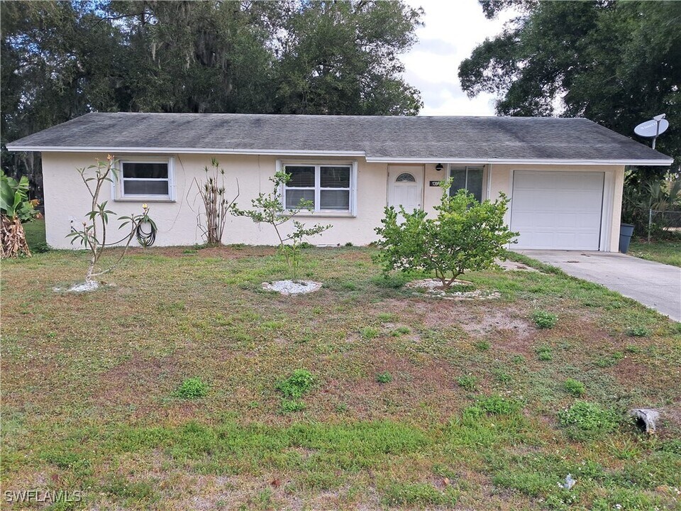 13914 Nassau St in Ft. Myers, FL - Building Photo