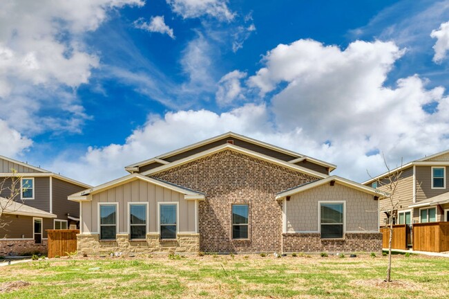 655 Harvest Moon Dr in Venus, TX - Building Photo - Building Photo
