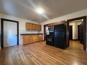 4 River St, Unit 1 in Dedham, MA - Foto de edificio - Building Photo