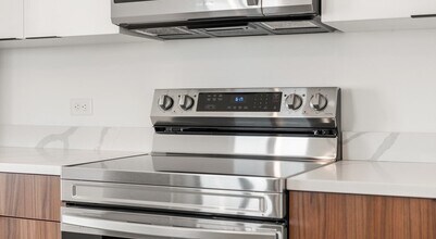 600 Broadway-Unit -609 in Everett, MA - Building Photo - Building Photo