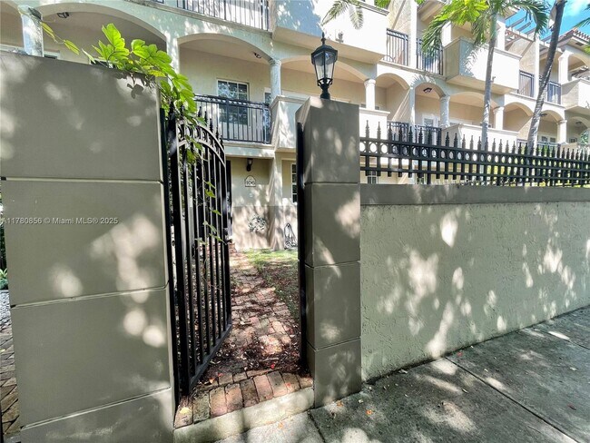 3300 Bird Ave in Miami, FL - Building Photo - Building Photo