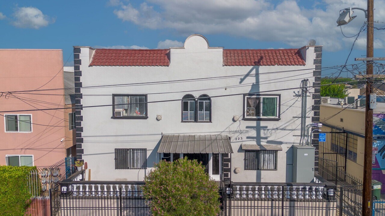 223 N Breed St in Los Angeles, CA - Building Photo