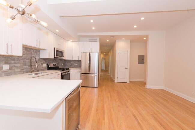 846 N Hermitage Ave-Unit -2R in Chicago, IL - Foto de edificio - Building Photo