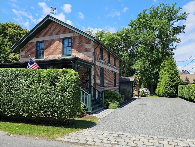 209 Coggeshall Ave in Newport, RI - Building Photo - Building Photo