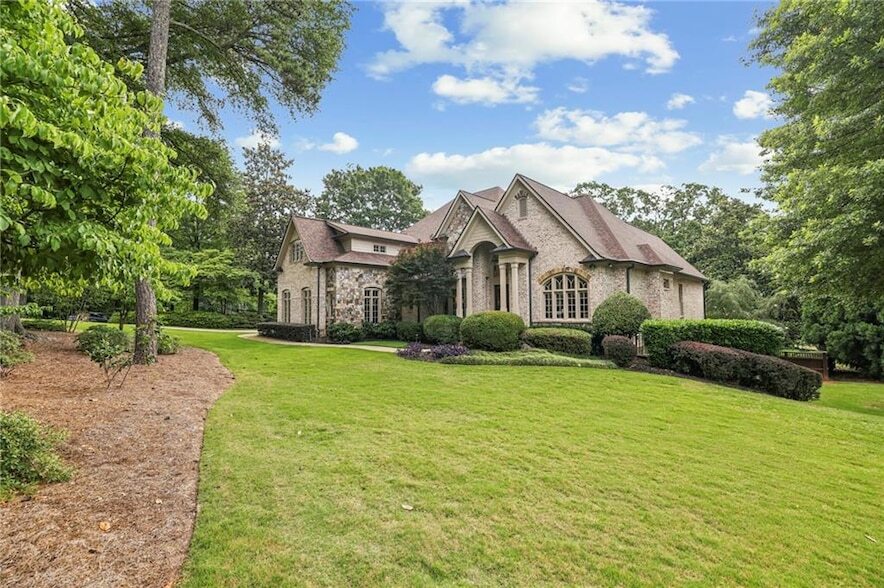 6285 Aberdeen Dr NE in Sandy Springs, GA - Building Photo