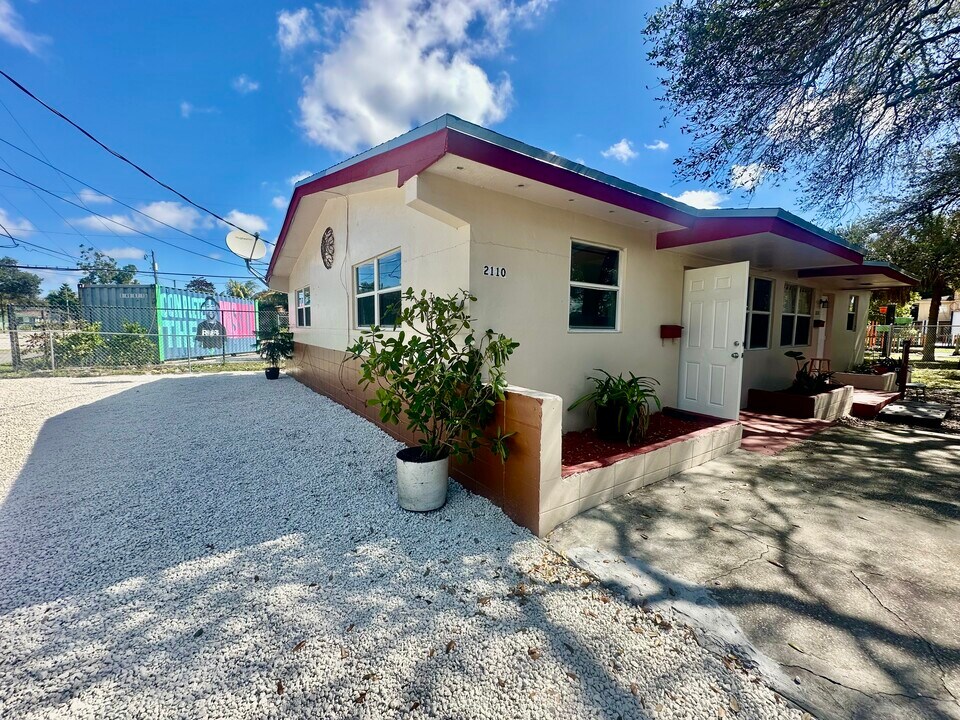 2110 Washington Ave in Opa Locka, FL - Building Photo