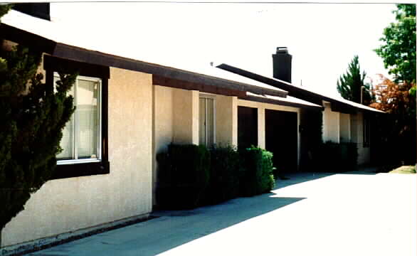 15515 Tonikai Rd in Apple Valley, CA - Building Photo - Building Photo