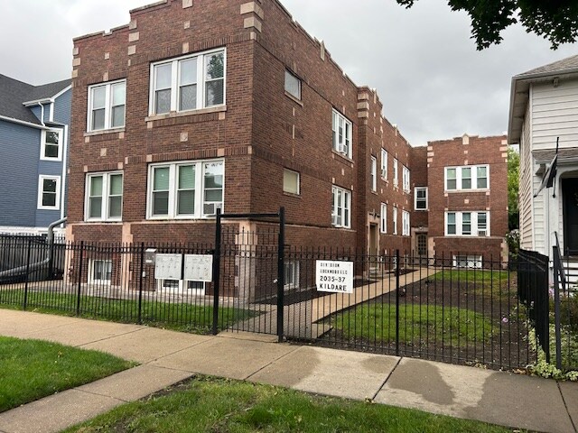 2037 N Kildare Ave in Chicago, IL - Building Photo