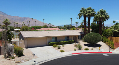 943 N Calle Loro in Palm Springs, CA - Foto de edificio - Building Photo