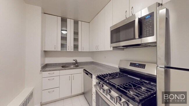 333 E 49th St in New York, NY - Building Photo - Building Photo