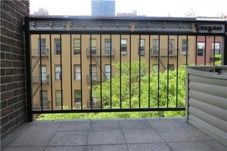 447 W 47th St-Unit -7 in New York, NY - Building Photo - Building Photo