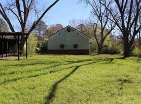 49 N Poplar St in Butler, GA - Building Photo