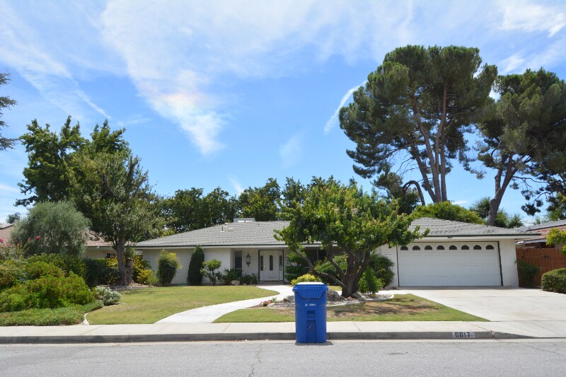 6017 Friant Dr in Bakersfield, CA - Building Photo