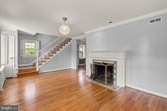 10130 Blake Ln in Oakton, VA - Foto de edificio - Building Photo