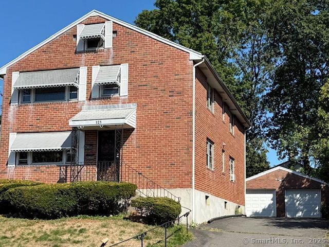 121 Pinehurst Ave in New Britain, CT - Building Photo