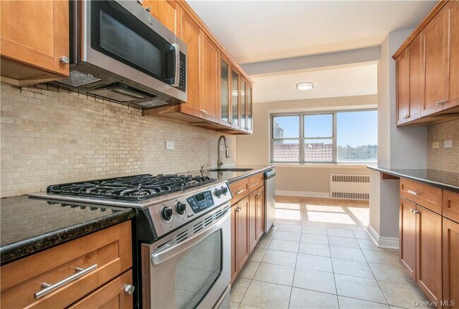 2 Washington Square in Larchmont, NY - Building Photo - Building Photo