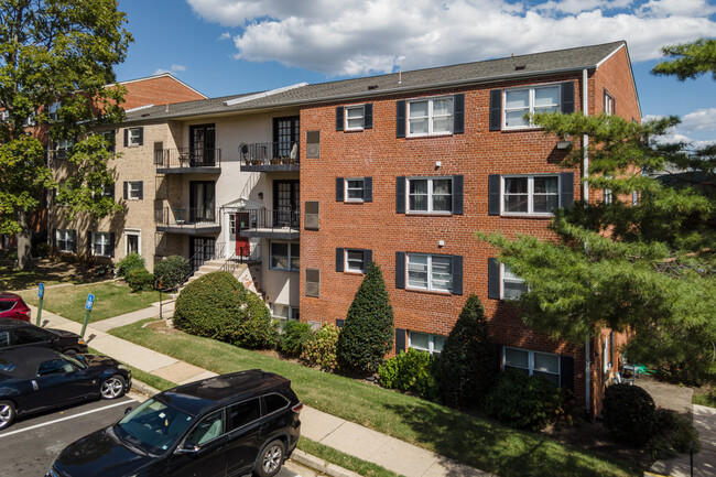 Mayflower Square in Alexandria, VA - Foto de edificio - Building Photo