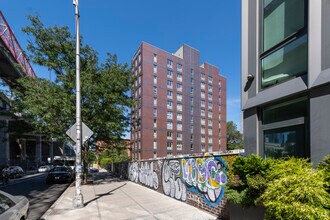 The Williamsburg in Brooklyn, NY - Foto de edificio - Building Photo