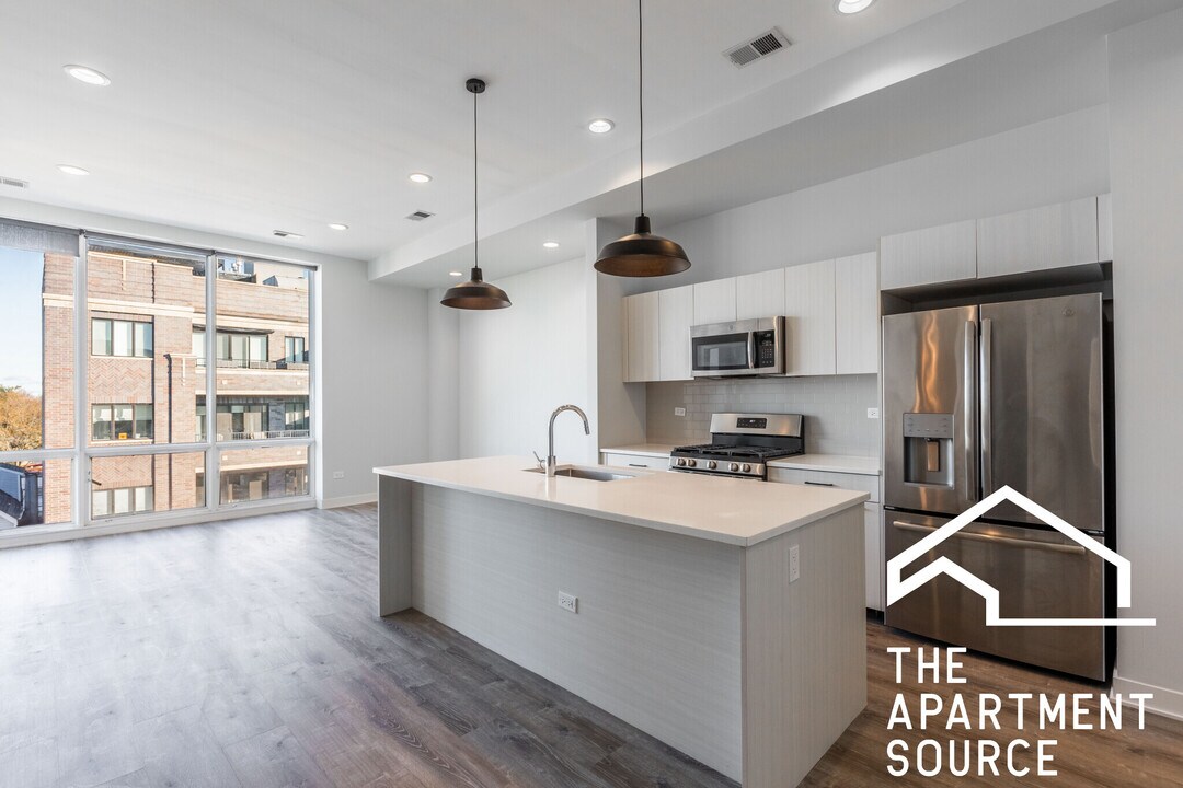 2247 W Lawrence Ave in Chicago, IL - Building Photo