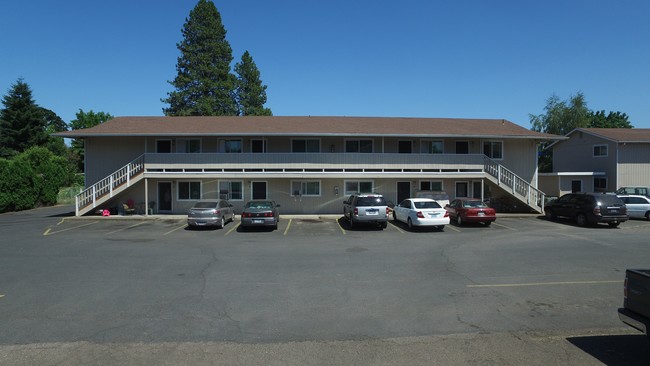 Meadow Creek Apartments in McMinnville, OR - Building Photo - Building Photo