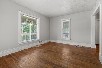 825 Oakland Dr in Kalamazoo, MI - Building Photo - Building Photo