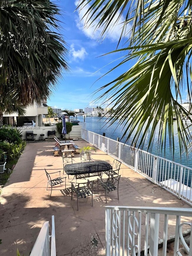 8420 Byron Ave in Miami Beach, FL - Building Photo - Building Photo