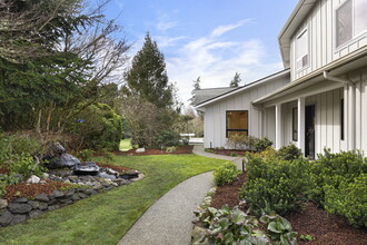 1123 Cherry Ave NE in Bainbridge Island, WA - Foto de edificio - Building Photo