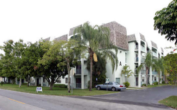 Wisperwood Village Condominiums in Miami, FL - Building Photo - Building Photo