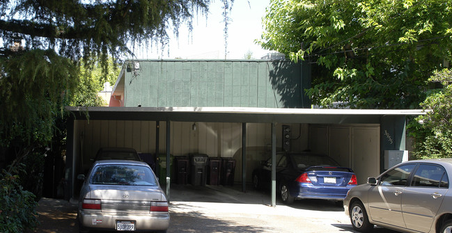 3955 Greenwood Ave in Oakland, CA - Building Photo - Building Photo