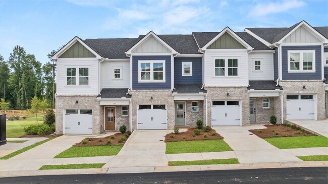 Marglyn Matthews in Matthews, NC - Foto de edificio - Building Photo