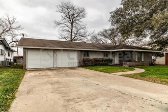 303 Delany St in Seguin, TX - Building Photo - Building Photo