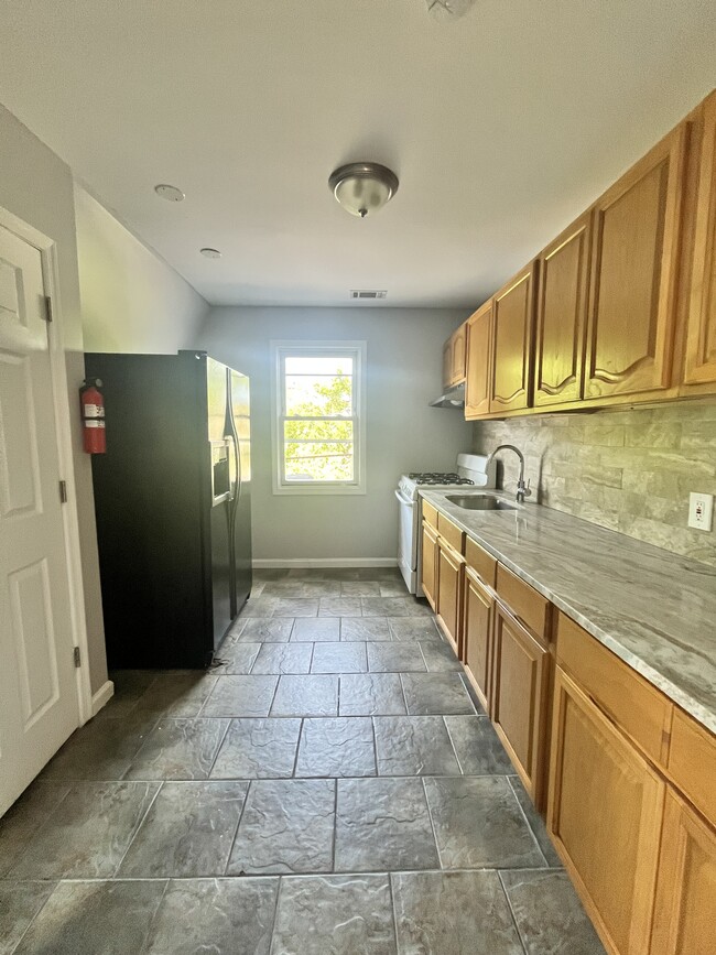 164 N 12th St, Unit 3 in Newark, NJ - Building Photo - Building Photo