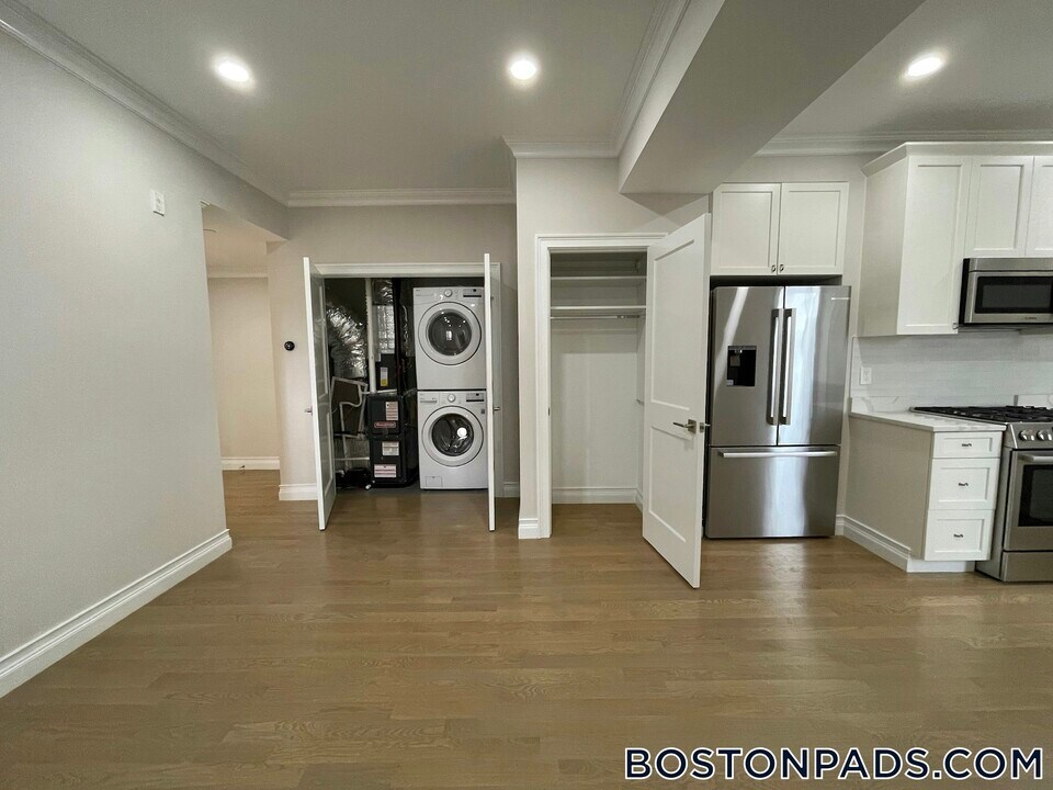 14 Mt Hood Rd in Boston, MA - Building Photo