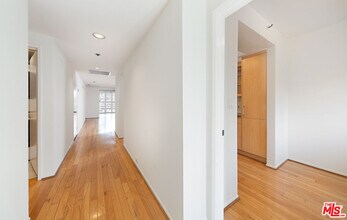 2910 Neilson Wy in Santa Monica, CA - Building Photo - Building Photo