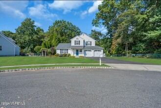 21 Teakwood Dr in Jackson Township, NJ - Foto de edificio - Building Photo