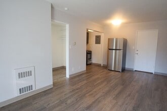 3717 S Corbett Ave in Portland, OR - Building Photo - Building Photo