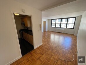 EAST 49 STREET, Unit 10J in New York, NY - Foto de edificio - Building Photo