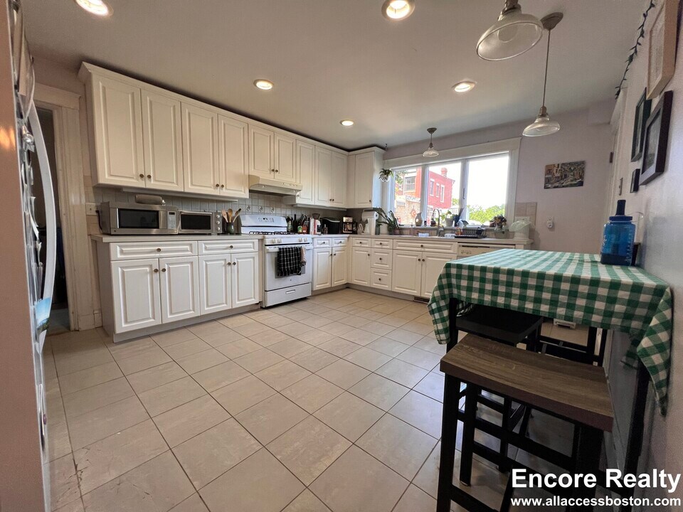 9 Kenwood St, Unit 1 in Brookline, MA - Building Photo