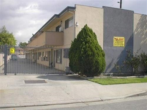 6804 Walker Ave. in Bell, CA - Foto de edificio