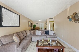 16465 NE 22nd Ave in North Miami Beach, FL - Building Photo - Building Photo