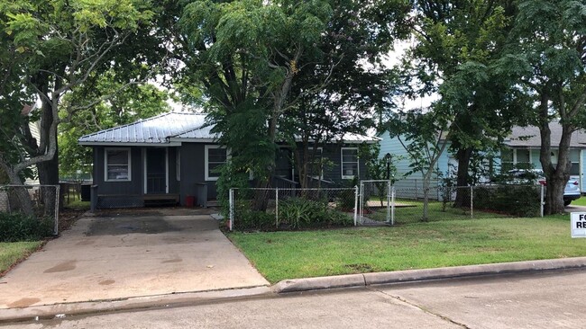 property at 116 N Avenue D