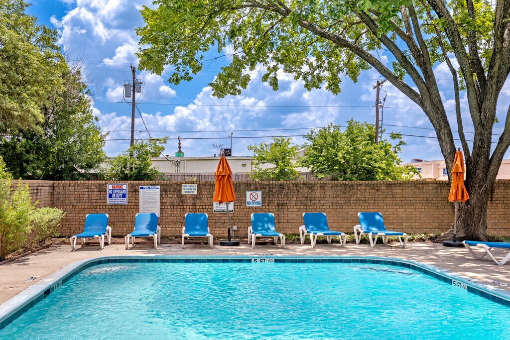 Candlelight Park Apartments in Duncanville, TX