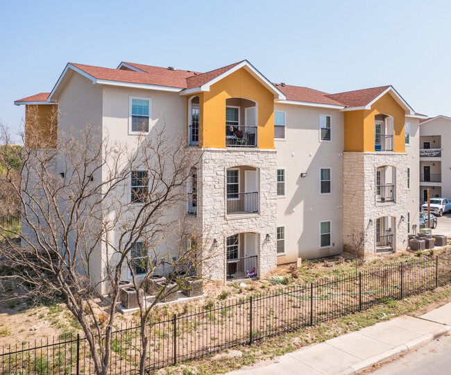 La Marquesa Apartments in San Antonio, TX - Building Photo - Building Photo